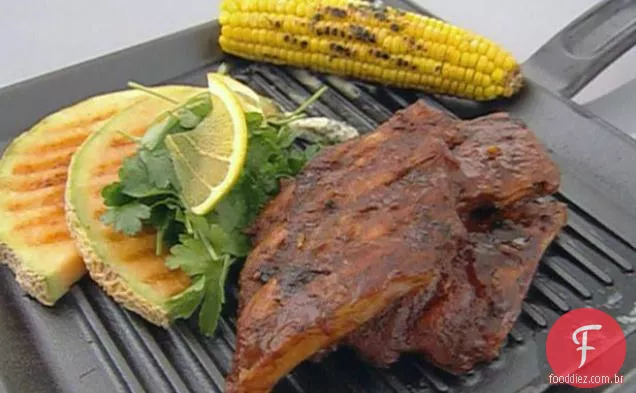 Costelas de Rory com milho grelhado, melão e salada de ervas frescas