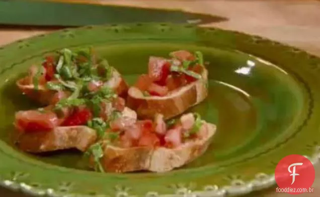 Bruschetta Garlicky rápida com tomate e manjericão
