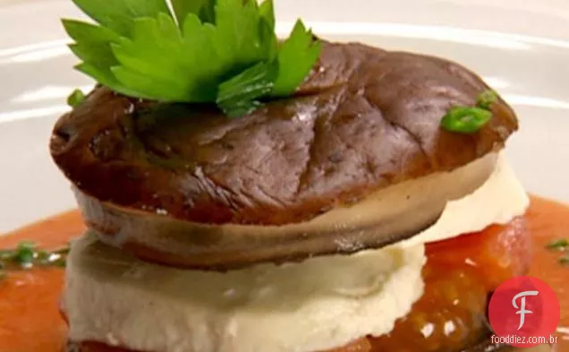 Napoleão vegetal com cogumelo Portobello grelhado e manjericão De Tomate Bisque
