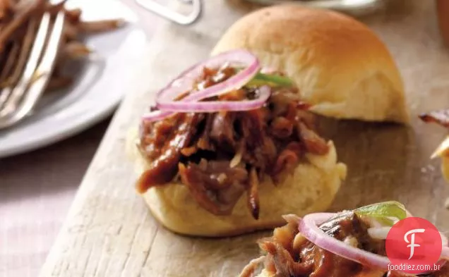 Sliders de porco puxados com molho de mostarda para churrasco e cebola em conserva