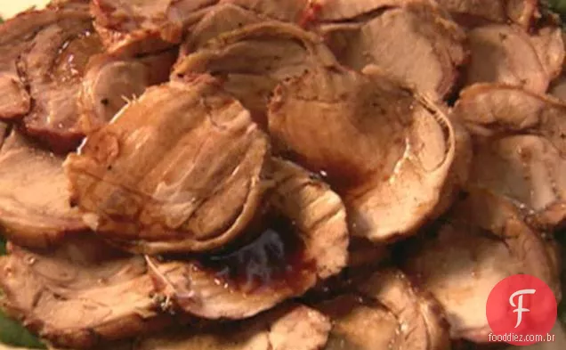 Lombo de porco com folhas de louro