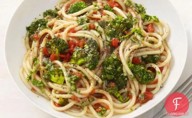 Macarrão com brócolis assado e molho de amêndoa e tomate