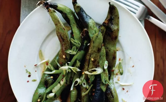 Vagens de feijão fava grelhadas com Chile e limão