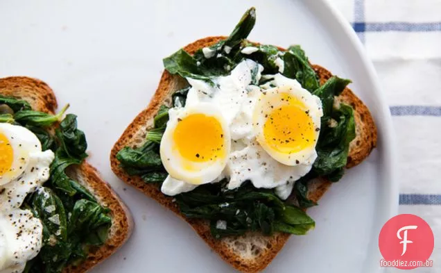 Ovos De Codorna Com Verduras Fava Na Torrada