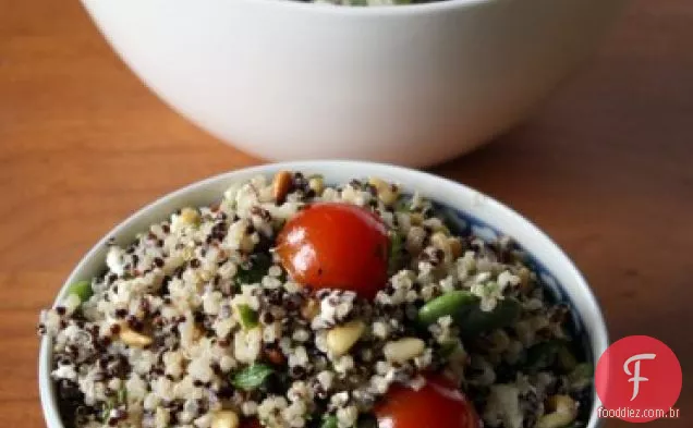 Salada De Quinoa Com Feijão Fava, Pinhões E Queijo Feta