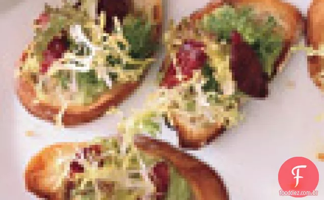 Bruschetta com feijão Fava, verduras e laranjas sanguíneas