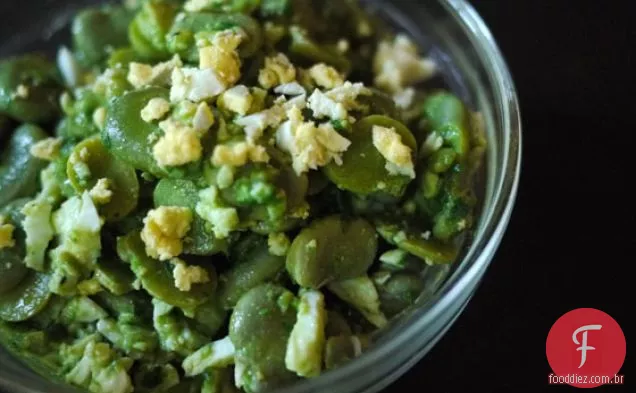 Salada De Feijão Fava Com Vinagrete De Manjericão E Ovo Desintegrado