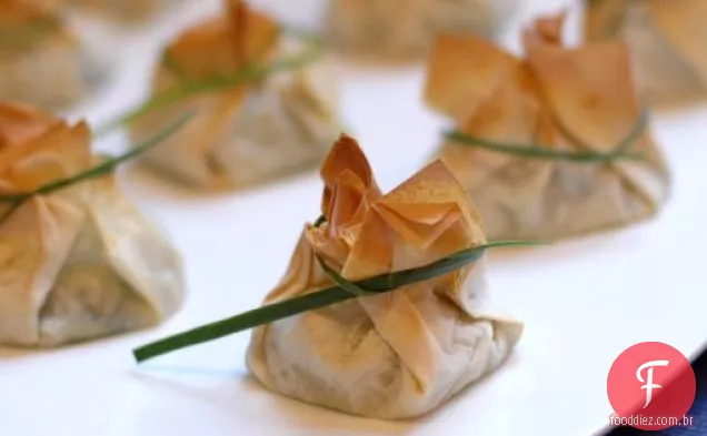 Bolsas Phyllo Com Fava E Rabanete Verdes E Gorgonzola