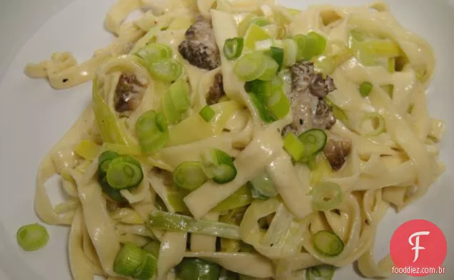 Cozinhe o livro: macarrão de ovo com feijão Fava, alho-poró e cogumelos