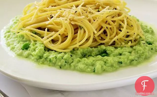 Espaguete Com Purê De Feijão Fava E Queijo Ragusano