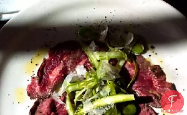 Saia Bife Carpaccio Com Espargos Crus E Salada Fava