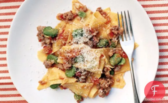 Massa Fresca Com Favas, Tomates E Salsicha