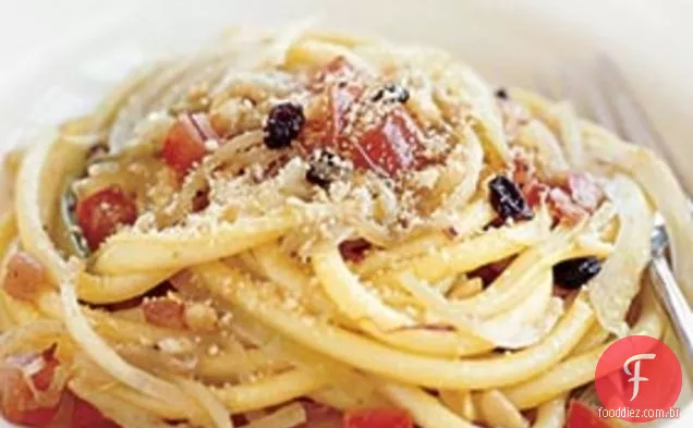 Macarrão com anchovas, groselhas, erva-doce e pinhões