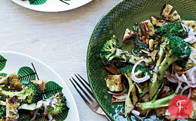 Brócolis grelhado e salada de pão com chalotas em conserva