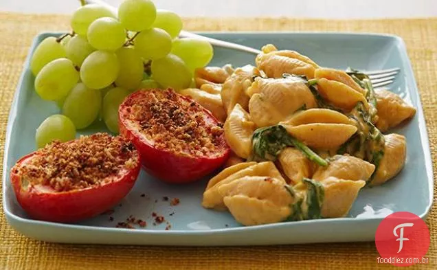 Trigo integral espinafre Mac n queijo com tomates grelhados