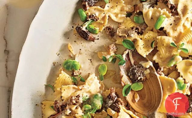 Farfalle com feijão Fava, cogumelos Morel e Mascarpone