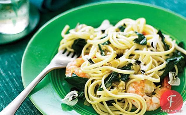 Linguine com fava Greens, camarão e alho verde