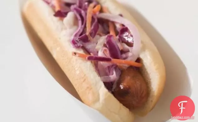Cachorros-quentes com verão Slaw