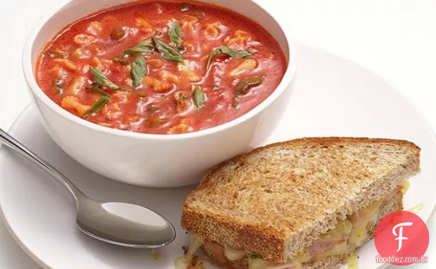 Sopa De Tomate Fresco Com Queijo Grelhado