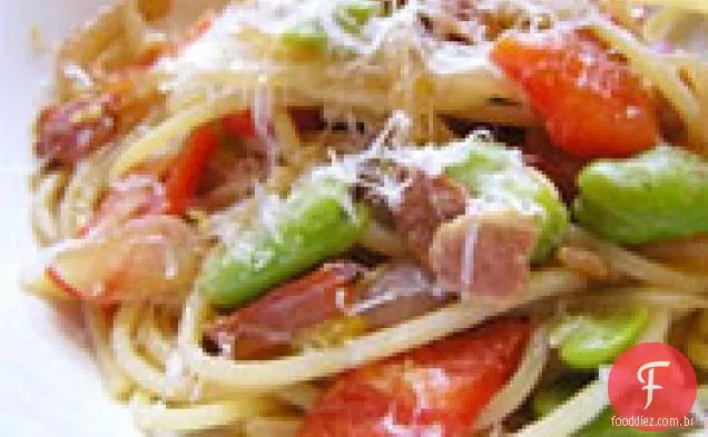 Jantar hoje à noite: macarrão com feijão Fava, pimentão vermelho e Bacon