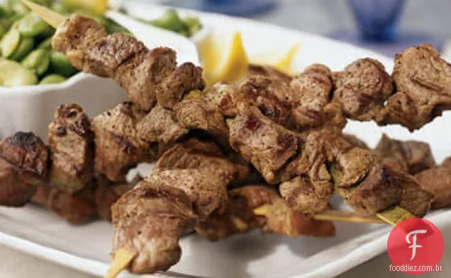 Espetos De Cordeiro grelhados com salada de feijão fava quente