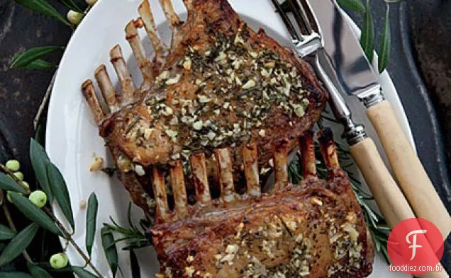Rack assado com crosta de alho de cordeiro