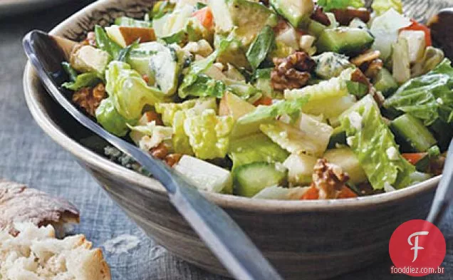 Salada picada com molho de queijo azul