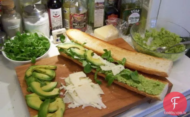 Fava Feijão, Abacate, & Sanduíche Pecorino