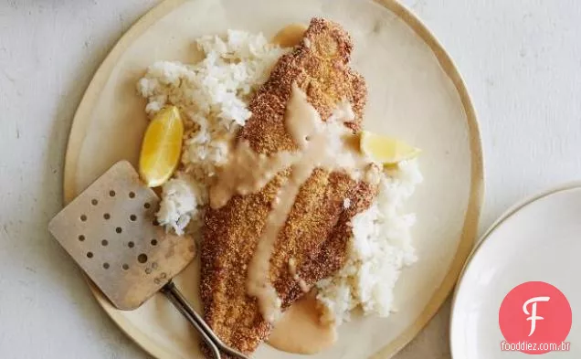 Peixe-gato com crosta de noz-pecã com molho de Creme picante