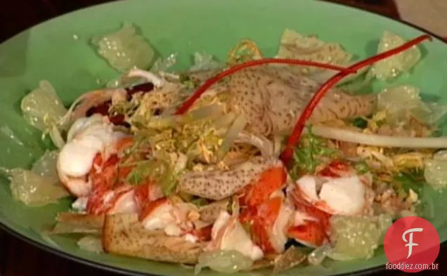Salada de repolho de carne marinada tailandesa com vinagrete de chalota quente