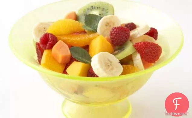 Salada de frutas frescas e hortelã