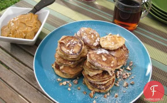 Silver Dollar Buttermilk-panquecas de noz-pecã com manteiga de melaço Bourbon e xarope de bordo
