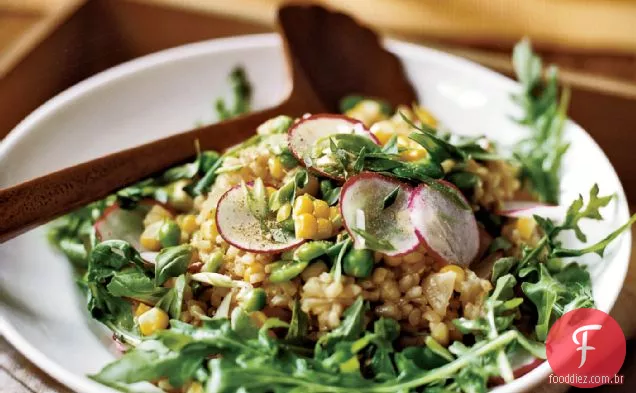 Salada de arroz integral com milho, feijão Fava e ervilhas