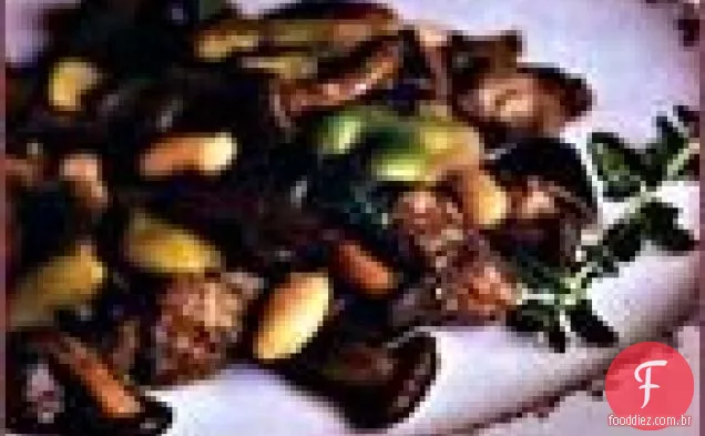 Refogue o vegetal do outono com salsicha e hortelã