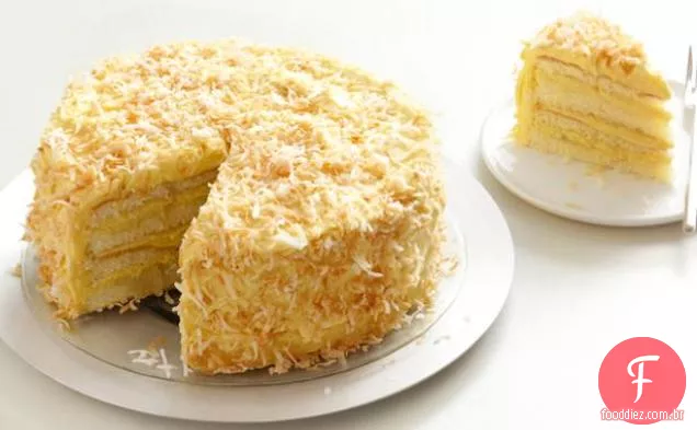 Bolo de coco torrado com recheio de coco e creme de manteiga