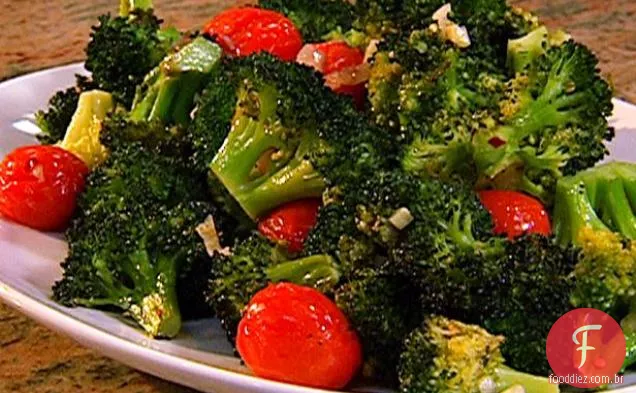 Brócolis assado com tomate cereja