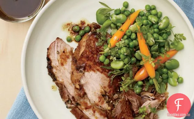 Ombro De Porco esfregado com alho com vegetais de Primavera