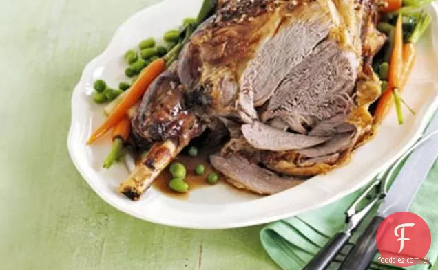 Perna Assada De Cordeiro Com Vegetais De Primavera Refogados