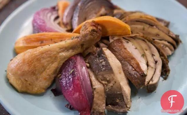 Portobello marinado recheado Frango Inteiro com batata-doce assada e cebola roxa