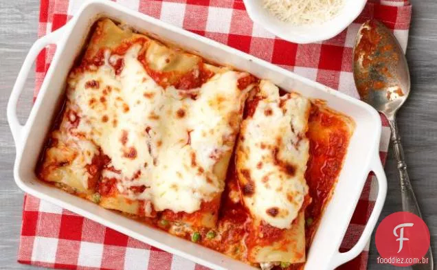 Manicotti assado com salsicha e ervilhas