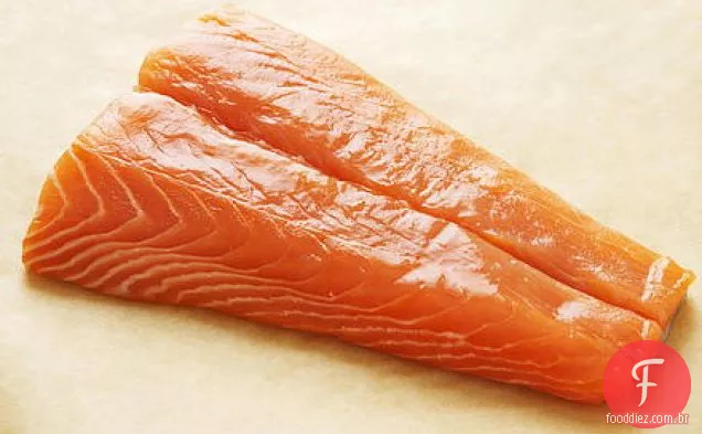 Salmão raramente cozido de estilo escandinavo com feijão Fava e ervilhas