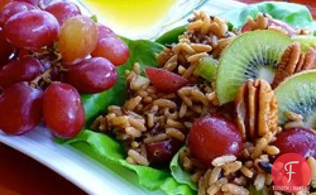 Salada de arroz selvagem com nozes com kiwis e uvas vermelhas