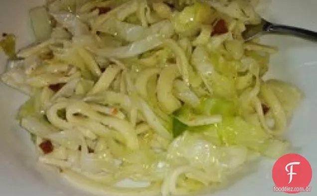 Repolho frito e macarrão