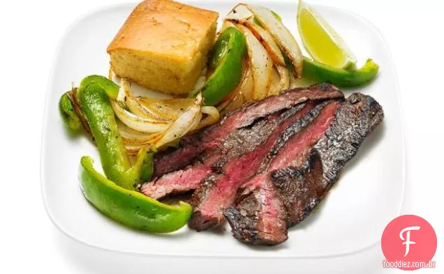 Bife esfregado com café com pimentão e cebola