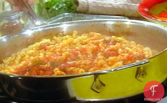Gemelli com molho de pimenta vermelha assada