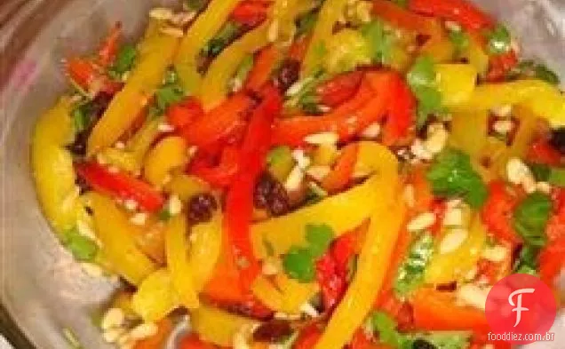 Pimentos assados com pinhões e salsa