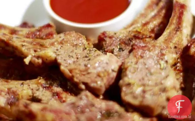 Costeletas de cordeiro Herbed com molho caseiro para churrasco