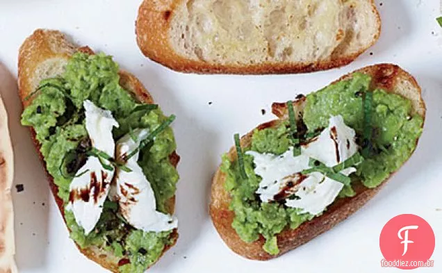 Bruschetta com Mussarela e Fava Favas frescas