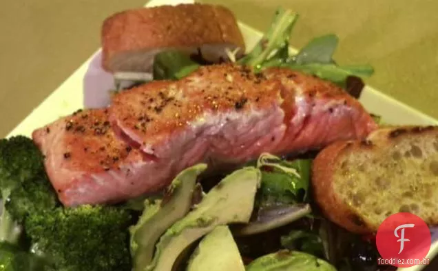 Salada verde com salmão