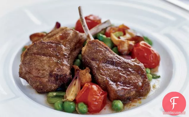 Costeletas de cordeiro grelhadas com especiarias com ragu vegetal